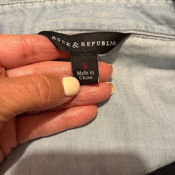 Rock & Republic Chambray Denim Tencel Studs Top Sz S EUC - Picture 4 of 6